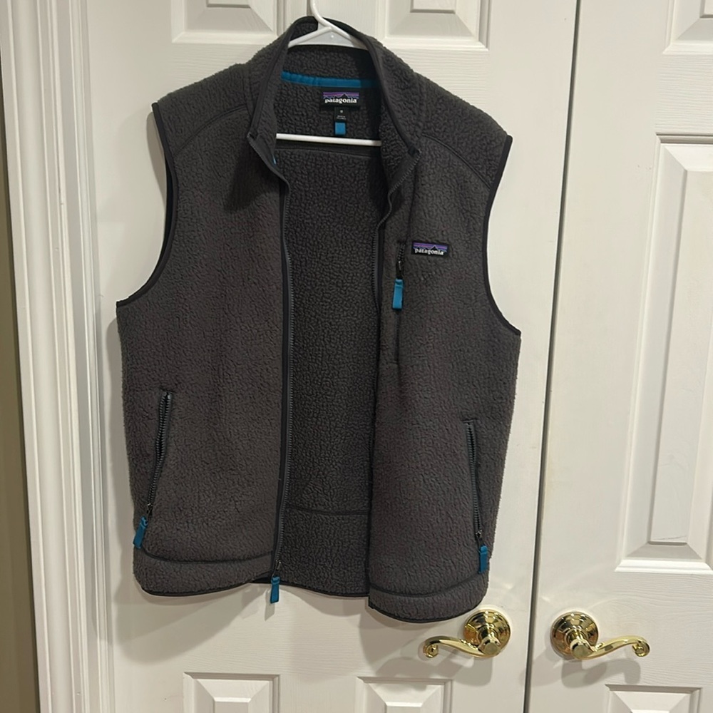 Patagonia men’s fleece vest. Retro pile style. Grey